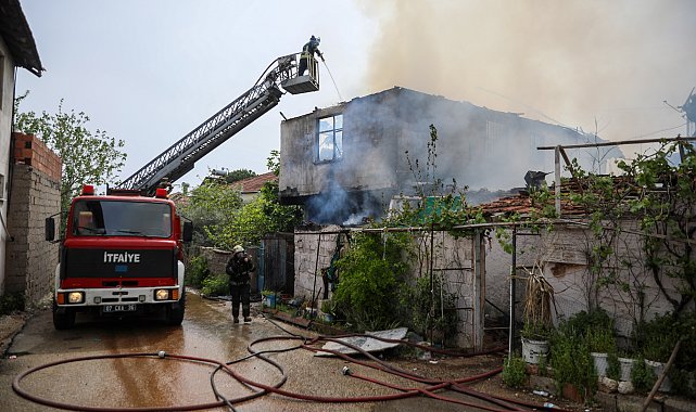 Yangın çıkan evdeki 2 kız kardeş, komşuları tarafından kurtarıldı