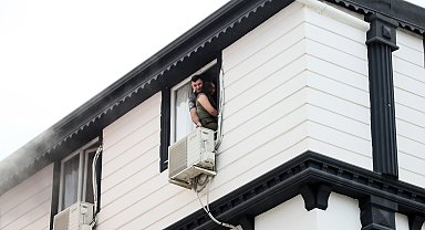 Yangında dumandan etkilenip, apartta mahsur kalanları itfaiye kurtardı