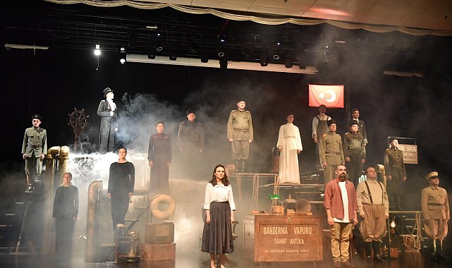 'Bandırma Vapuru' ayakta alkışlandı