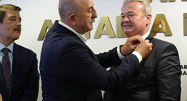 AK Parti'ye geçen 5 meclis üyesine rozetleri takıldı