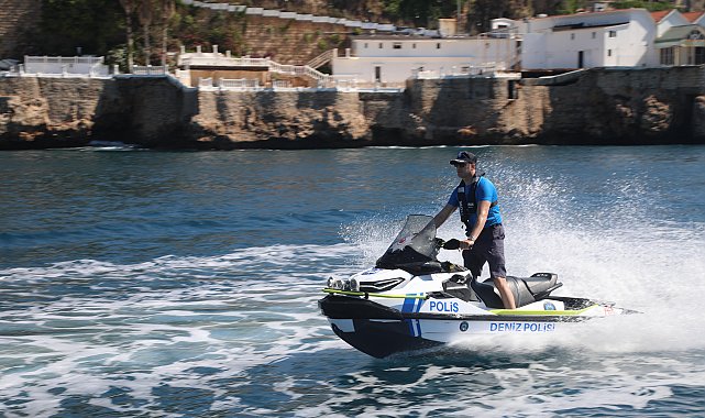 Antalya'da deniz polisi 24 saat görev başında