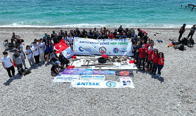 Denizden 20 ton atık çıkartıldı