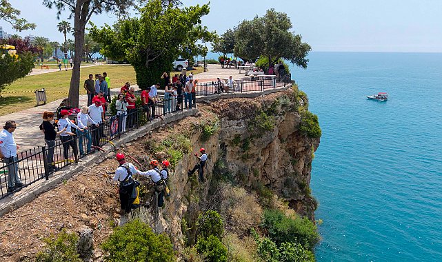 Falez bandında yamaç temizliği