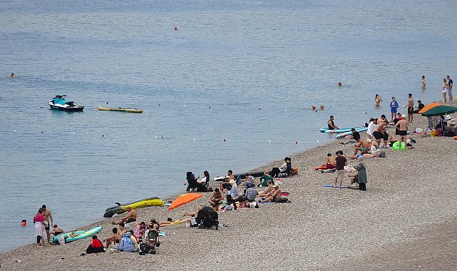 Hava ısındı, Konyaaltı Sahili'nde yoğunluk oluştu