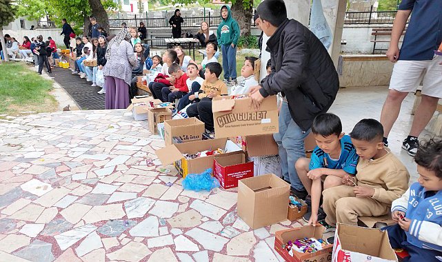 Kaş'ta çocukların şeker toplama geleneği sürüyor