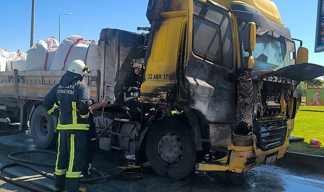 Kırmızı ışıkta bekleyen TIR alev aldı