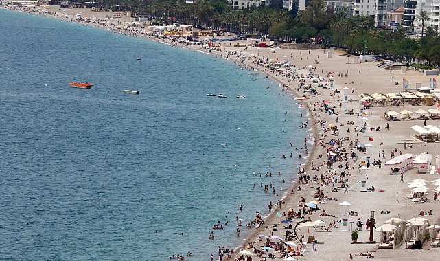 Konyaaltı Sahili'nde 19 Mayıs yoğunluğu