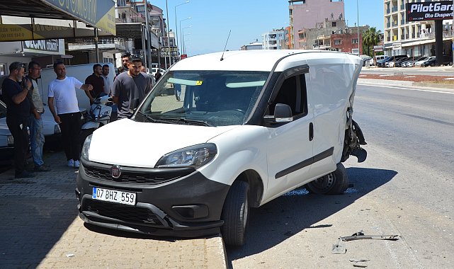 Lastiği patlayan kamyonet park halindeki araca çarptı