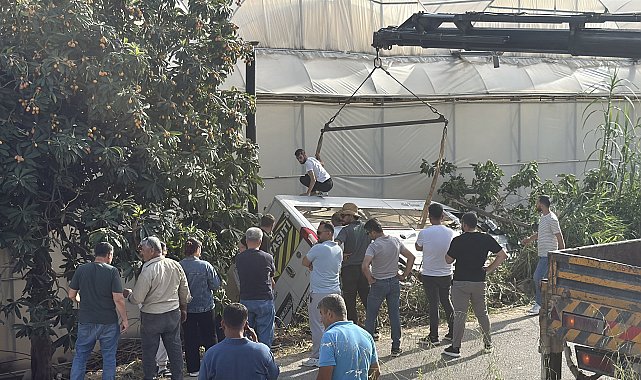 Öğrenci servis minibüsü bahçeye devrildi: 6 yaralı