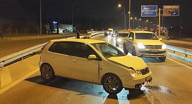 Otomobil bariyere çarptı: 2 yaralı