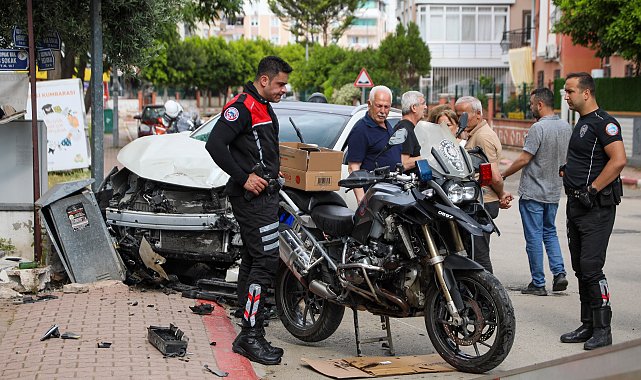 Polis motosikletiyle otomobil çarpıştı: 3 yaralı