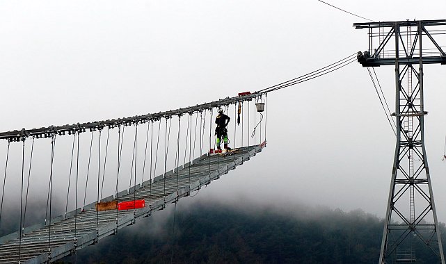 Türkiye'nin en büyük teleferiğinde zorlu bakım çalışması