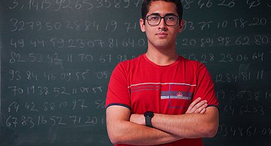 22 dakikada Pi sayısının virgülden sonraki 5 bin basamağını ezbere okudu