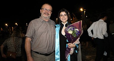 60 kişilik bölümünün tek kadın öğrencisi Bahar'ın mezuniyet sevinci