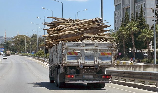 Ahşap yüklü kamyonun tehlikeli ilerleyişi