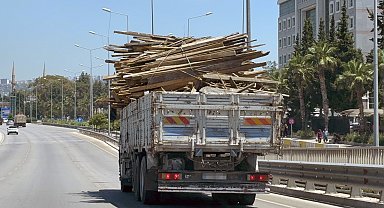 Ahşap yüklü kamyonun tehlikeli ilerleyişi