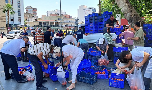 Alıcı bulamadığı 4 ton domatesi ücretsiz dağıttı
