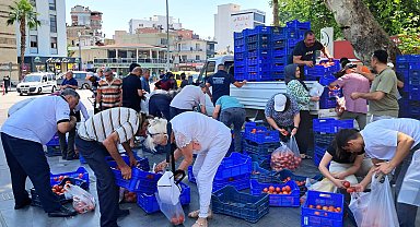 Alıcı bulamadığı 4 ton domatesi ücretsiz dağıttı