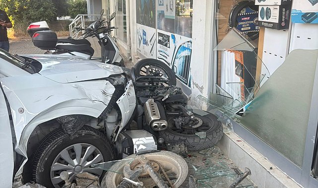Aracıyla kaldırımı aşıp iş yerine çarptı