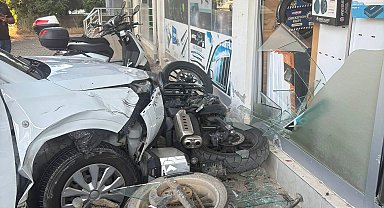Aracıyla kaldırımı aşıp iş yerine çarptı