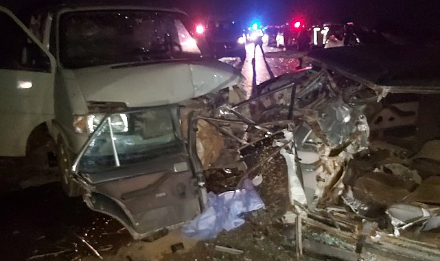Araçlar kafa kafaya çarpıştı: 1 ölü 2 yaralı