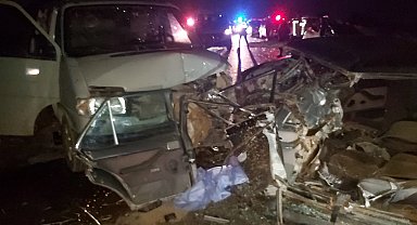 Araçlar kafa kafaya çarpıştı: 1 ölü 2 yaralı