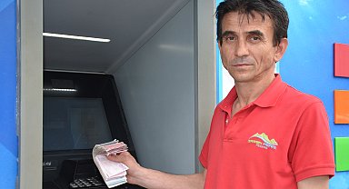ATM haznesinde bulduğu parayı bankaya teslim etti