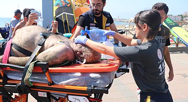 Boğulma tehlikesi geçirdi çevredekilerin yardımıyla kurtarıldı