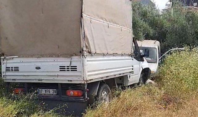 Çarpışan 2 araç bahçeye uçtu