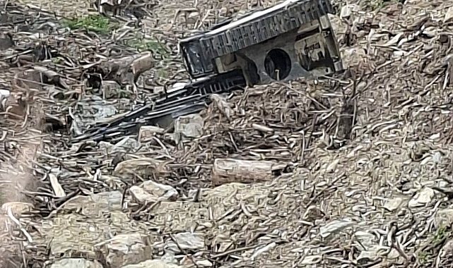 Devrilen iş makinesinin operatörü öldü