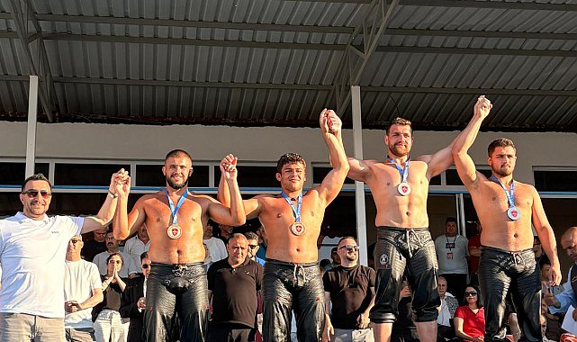 Kemer Belediyesi güreşçileri kürsüye çıktı