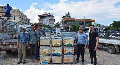 Korkuteli'de üreticilere kovan dağıtımı yapıldı