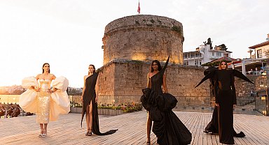 Moda, tarih ve sanatın büyülü buluşması