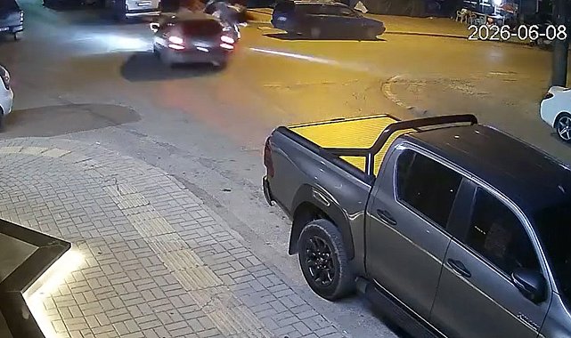 Motosikletle otomobilin çarpıştığı kaza kamerada