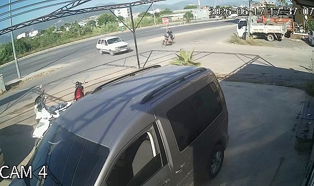 Otomobil ile motosikletin çarpıştığı kaza güvenlik kamerasında