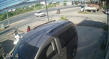 Otomobil ile motosikletin çarpıştığı kaza güvenlik kamerasında
