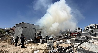 Seramik deposu bahçesindeki yangını itfaiye söndürdü