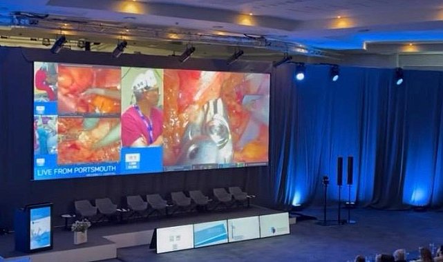 Türk cerrahtan İngiltere'de robotik canlı ameliyat