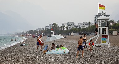 Yağmura aldırmadan yüzmeye devam ettiler