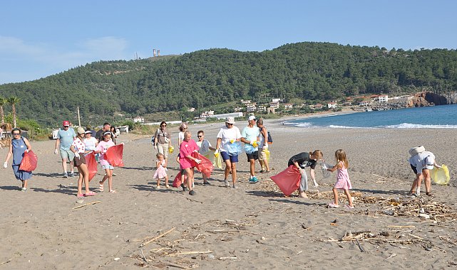 Yerleşik yabancılar sahilde temizlik yaptı