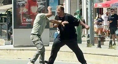 Antalya'da tarihi kapı önünde taşlı ve delici aletli kavga
