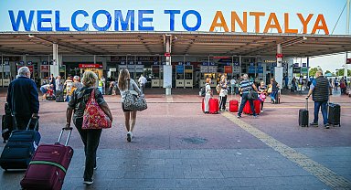 Antalya'ya 6 ayda hava yoluyla 5 milyon 574 bin 375 turist geldi