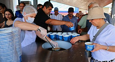 Büyükşehir 50 bin kişiye aşure ikram etti