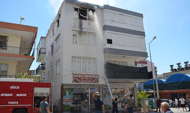 Dairedeki yangını itfaiye söndürdü