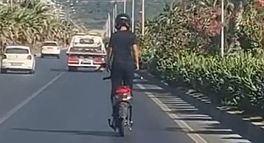 Elektrikli motosiklet sürücüsünün tehlikeli yolculuğu