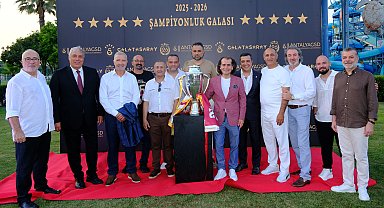 Galatasaray'ın 26'ncı şampiyonluğu Antalya'da kutlandı, Souness çimlere bayrak dikti