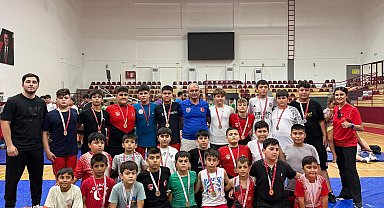 Kepezli minik güreşçilerden madalya yağmuru
