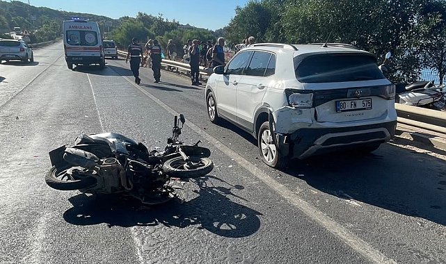 Motosiklet otomobile çarptı: 2 yaralı