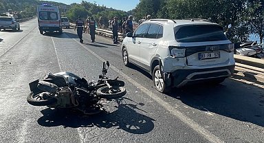 Motosiklet otomobile çarptı: 2 yaralı