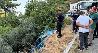 Otomobil şarampolde düştü, sürücü hafif yaralandı